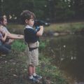 Faire de la pêche en famille.