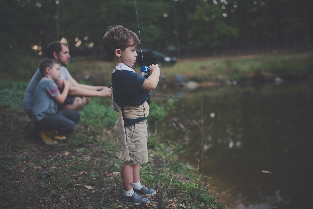 Faire de la pêche en famille.