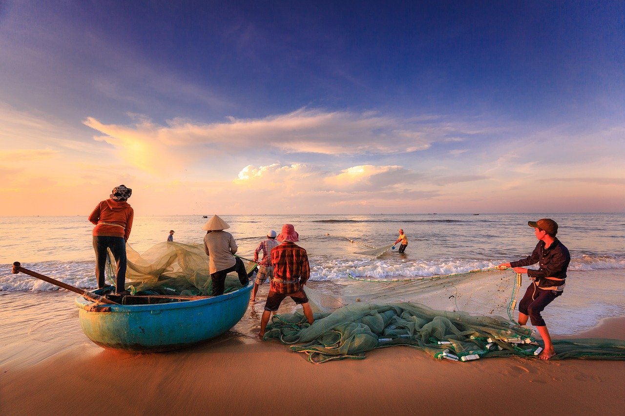 Faire de la pêche en famille. 
